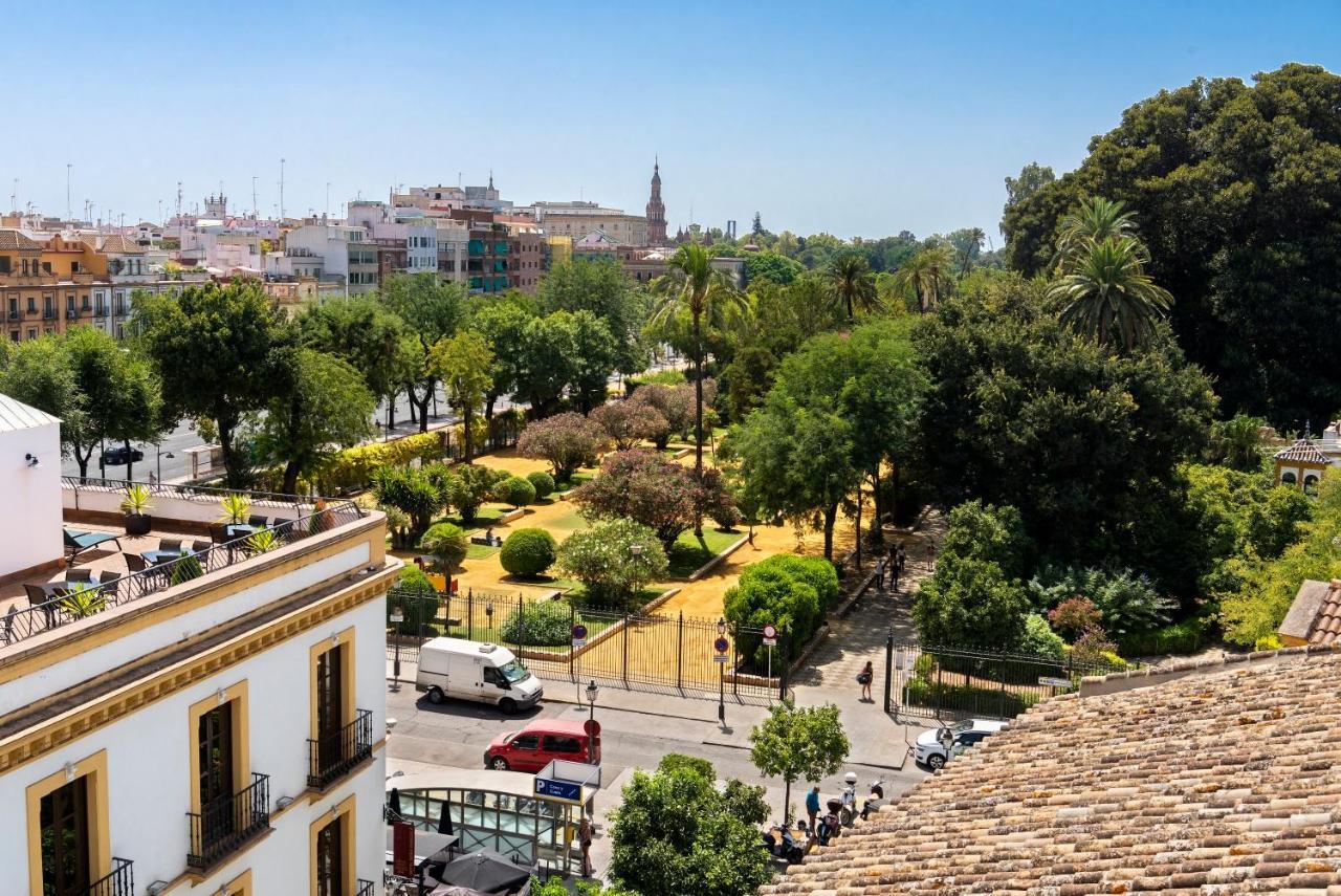 Palacio Del Siglo XVII Frente A Los Jardines De Murillo Seville Exterior photo